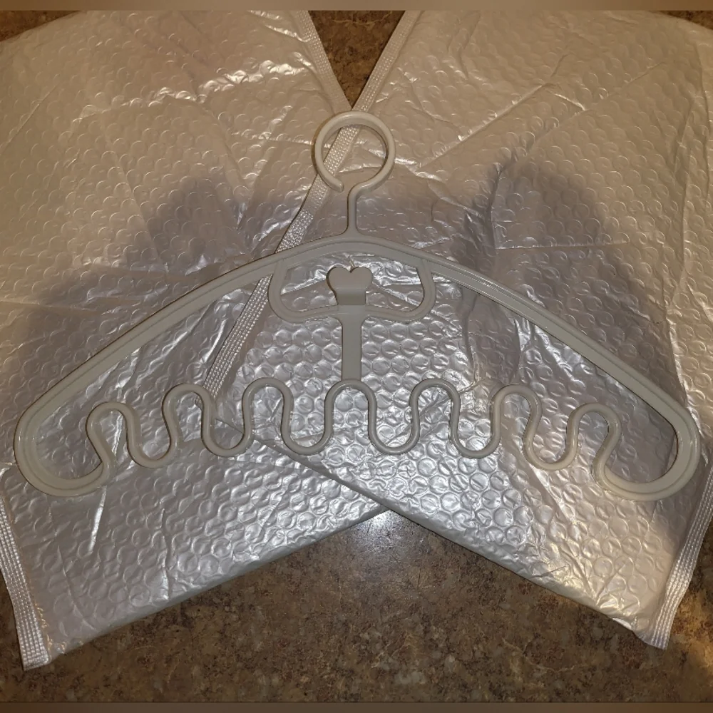 Multi-Functional Wave Pattern Plastic Hanger 2 Pc